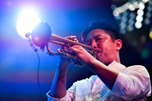 Музыкант коллектива Li Xiaochuan Ли Сяочуань