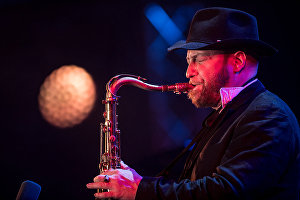 Музыкант Александр Бриль во время выступления коллектива Brill Family на фестивале Koktebel Jazz Party 2017.